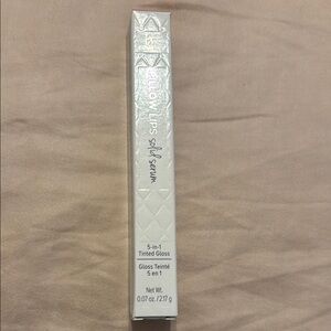 It Pillow Lips Solid Serum 5 in 1 tinted gloss
Color 11:11 BRIGHT FUCHSIA